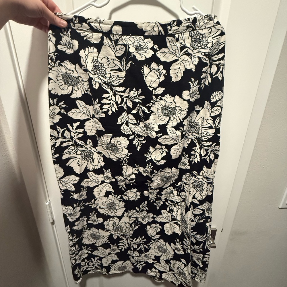 Old Navy Black and White Floral Pencil Skirt